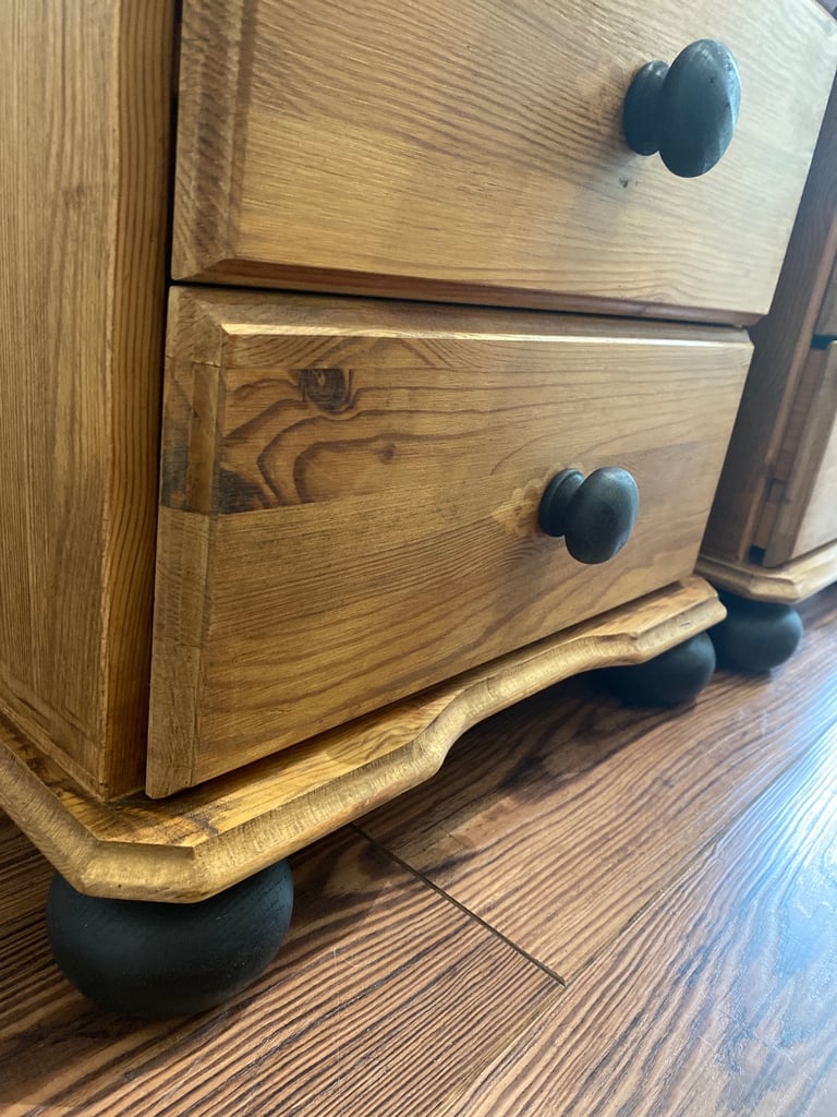 2 pine bedside tables 