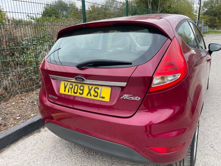 FORD FIESTA 1.2 ZETEC 09 REG MAGENTA RED 3 DOOR MOT 12 MONTHS MOT  INSURANCE 48+MPG