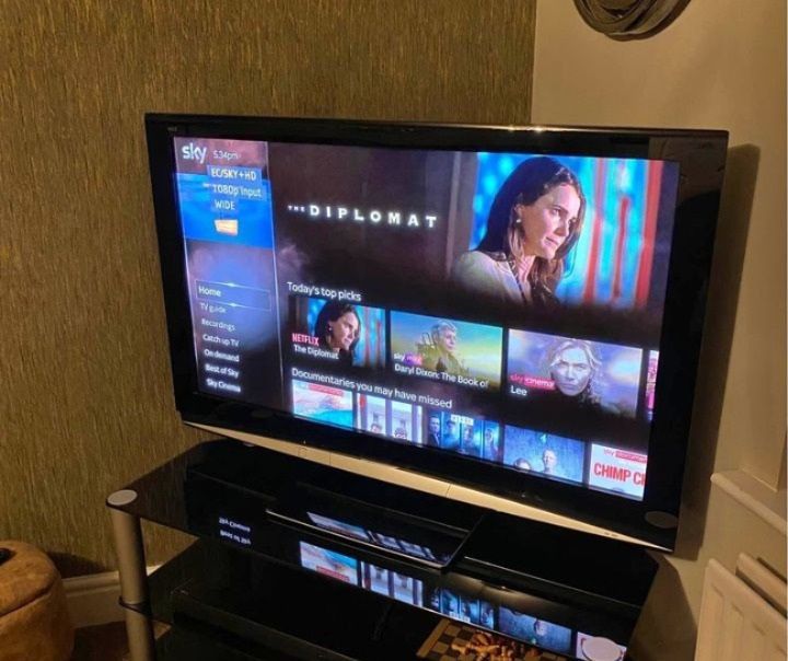 43" PANASONIC FULL HD FREEVIEW BUILT IN LCD TV WITH STAND & REMOTE CONTROL