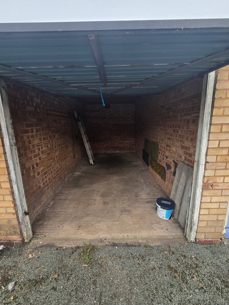 GARAGE TO RENT BASWICH WEEPING CROSS