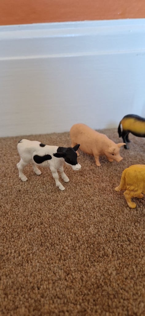  6 PLASTIC FARM ANIMALS. ALL IN EXCELLENT CONDITION.
