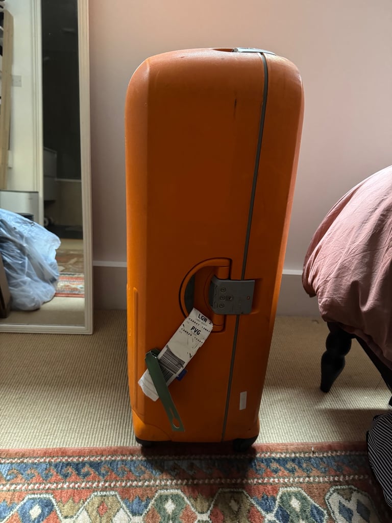 Large Original Samsonite Hard Shell Suitcase – Durable & Spacious