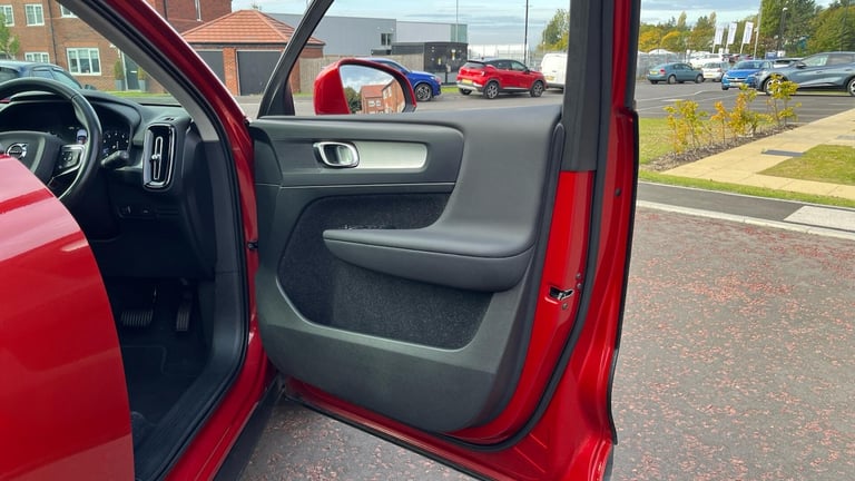 2020 Volvo XC40 Momentum B4 AWD mild hybrid ESTATE Petrol/Electric Hybrid Automatic