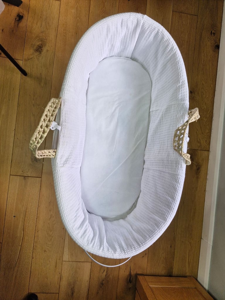 ✨ Kinder Valley Moses Basket with Folding Stand – £35 ✨