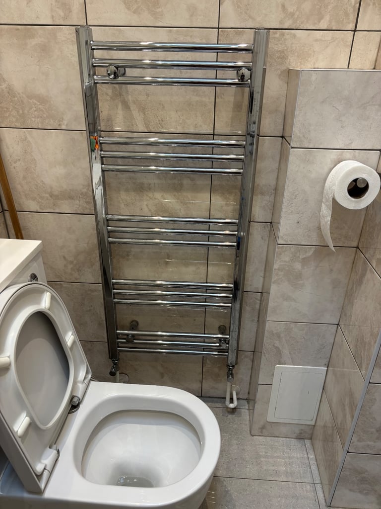 Double room with its own entrance and private bathroom, Barking IG11 