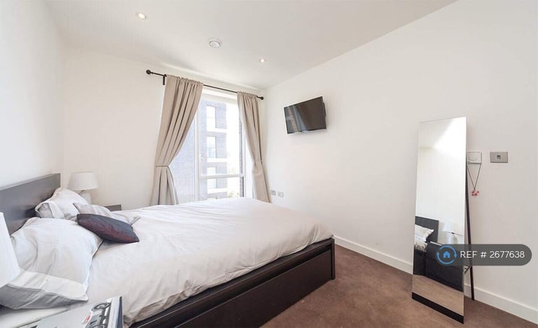 2 bedroom flat in Reminder Lane, London, SE10 (2 bed) (#2677638)