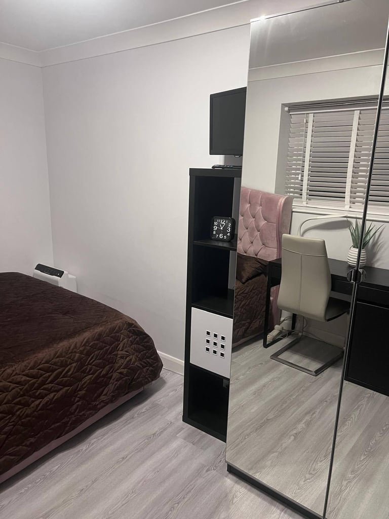 A VERY LARGE AND VERY CLEAN ROOM WITH SHARED KITCHEN