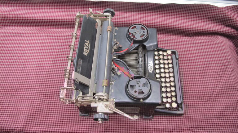 Antique Royal Typewriter (Made in America)