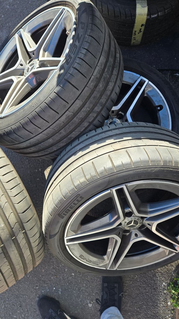 Mercedes Genuine 19 Inch 5 spoke alloy wheels and tyre