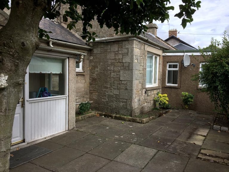 Unique Gorgeous 3 Bedroom Detached Cottage / House with Gardens and Private Parking