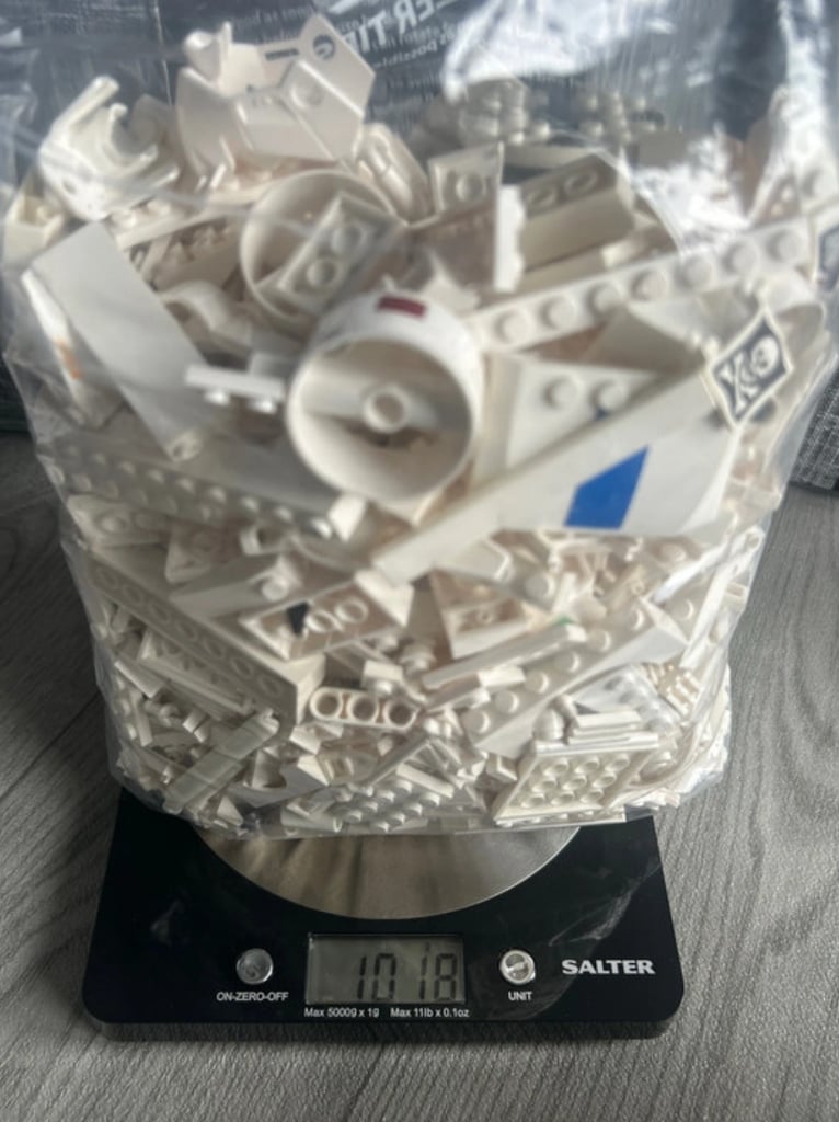 1kg bag of white Lego pieces (21)