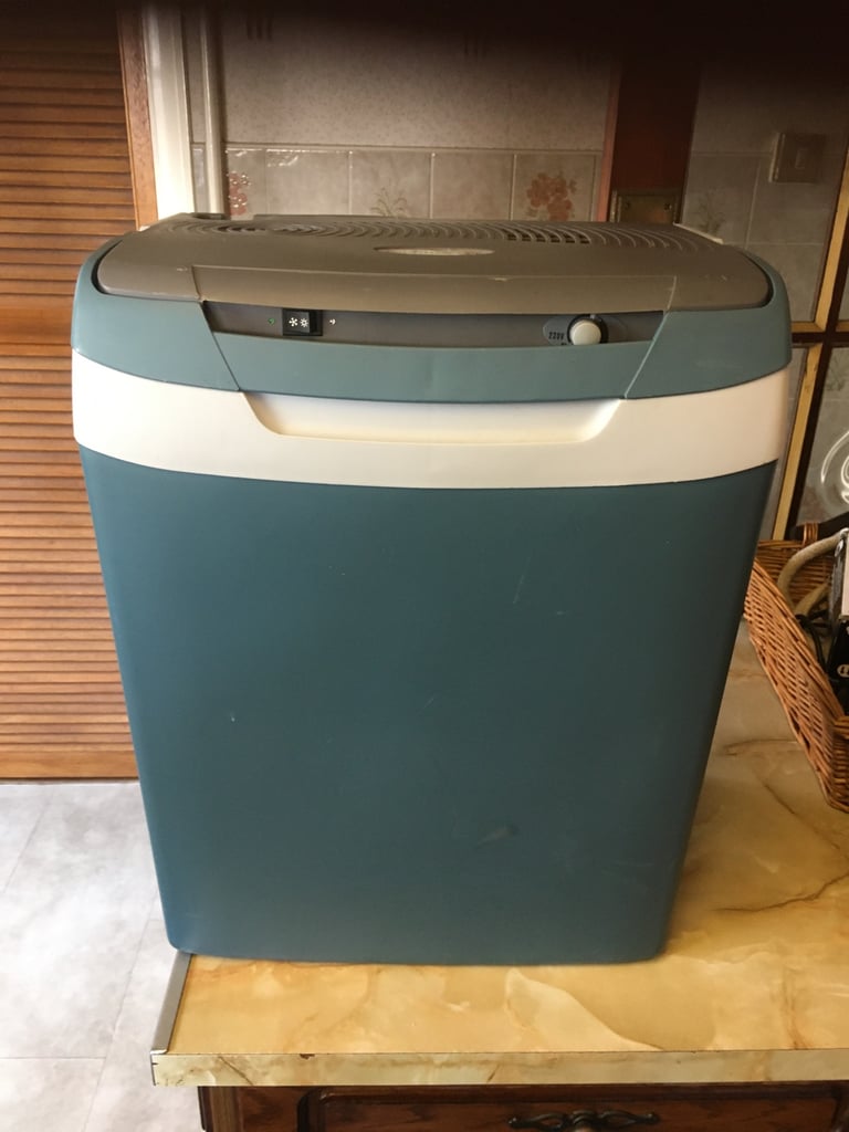 image for Cool box 12v/240v large 30L in good clean condition 