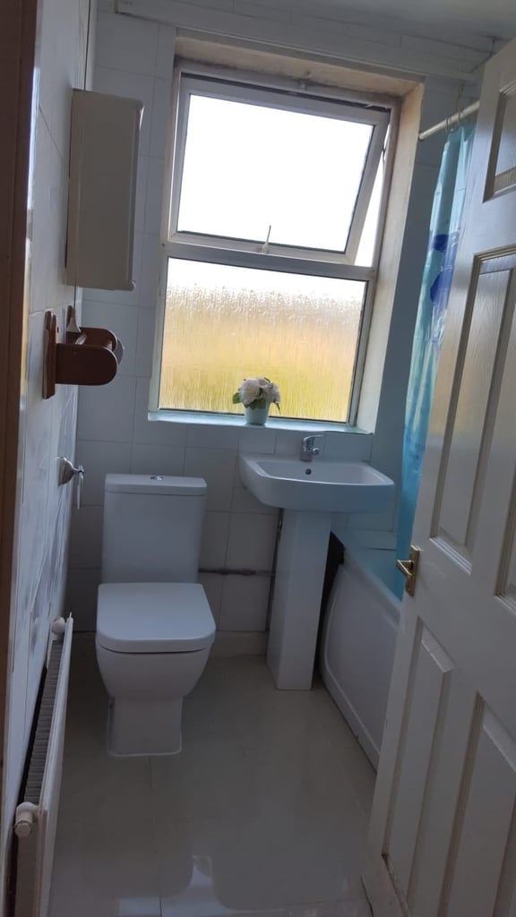Single room for Rent in quiet area in Chatham kent near the trainstation 5min walk.
