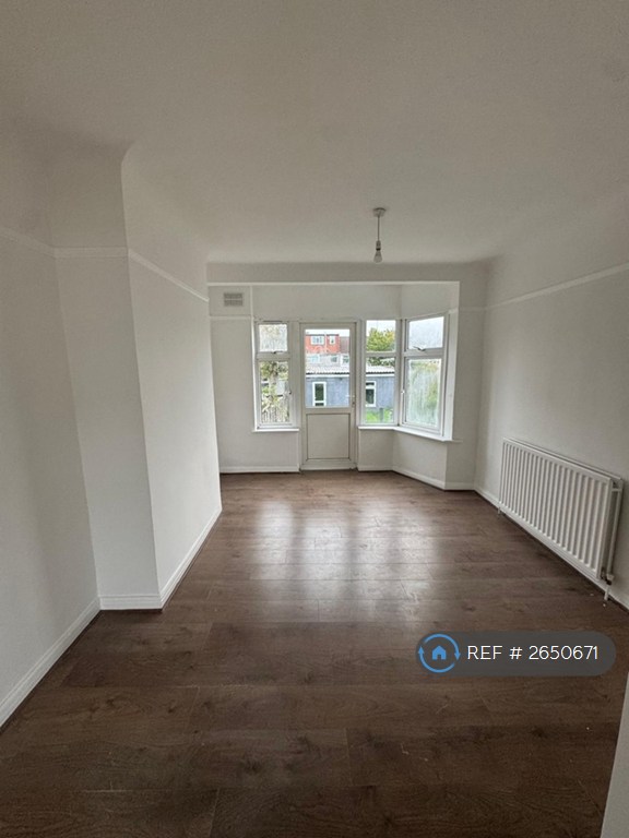 3 bedroom house in The Fairway, Northolt, UB5 (3 bed) (#2650671)