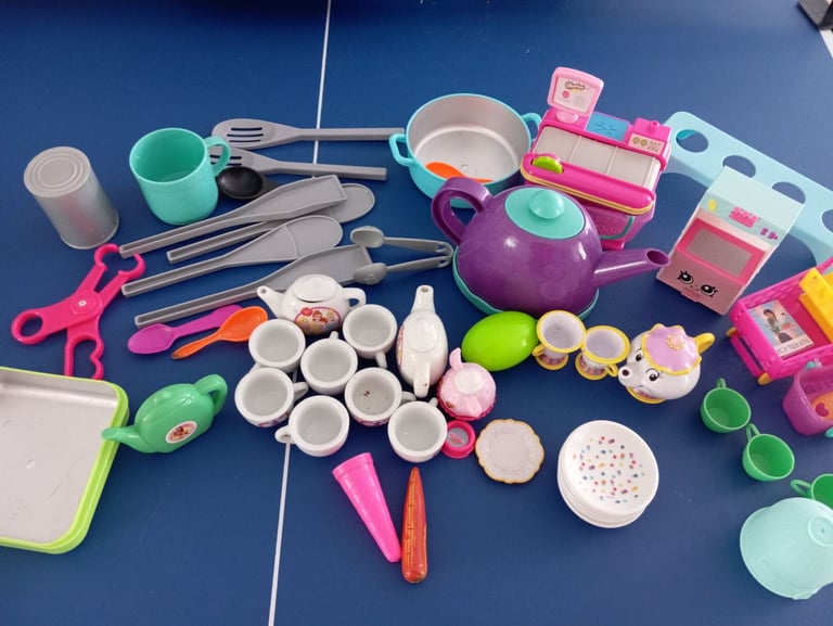 Tea pots and shop accessories toys