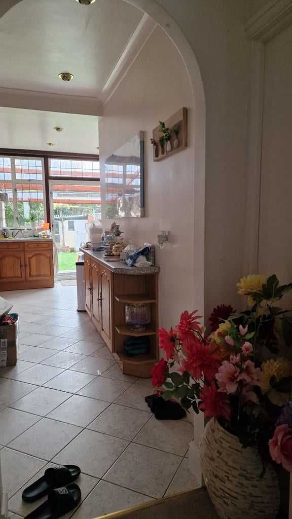 Single Room to Rent in a Family Share House in Bush Hill Park, Enfield £600 including all.