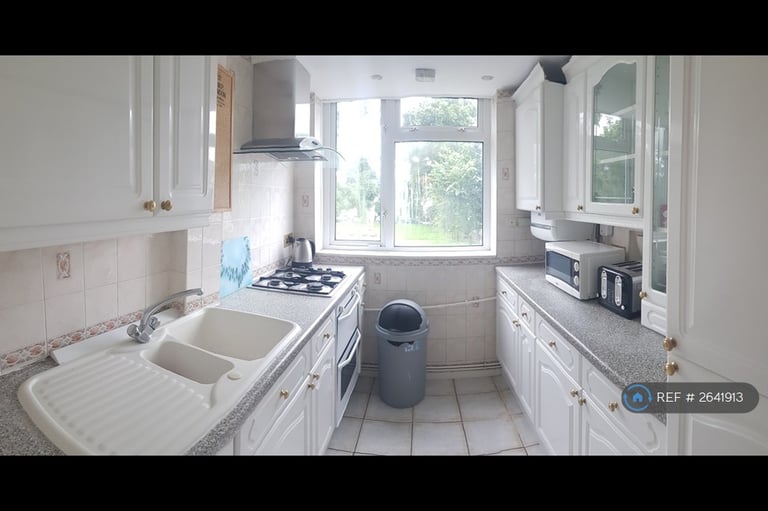 5 bedroom flat in Lorrimore Square, London, SE17 (5 bed) (#2641913)