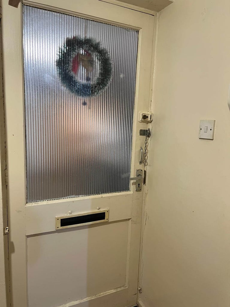 One bedroom flat,  ground floor
