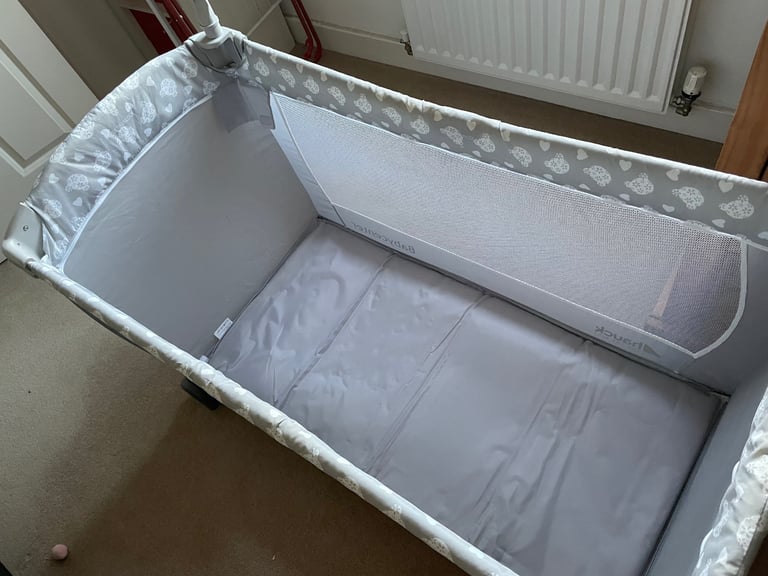 Hauck Travel Cot - lightweight & compact, perfect for sleepovers 