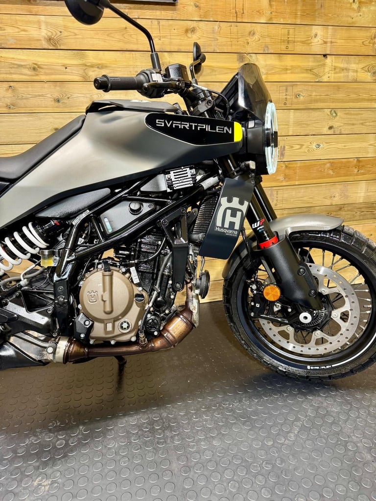 Husqvarna SVARTPILEN 125 / 2024 (upgraded) model / just 1999 miles 