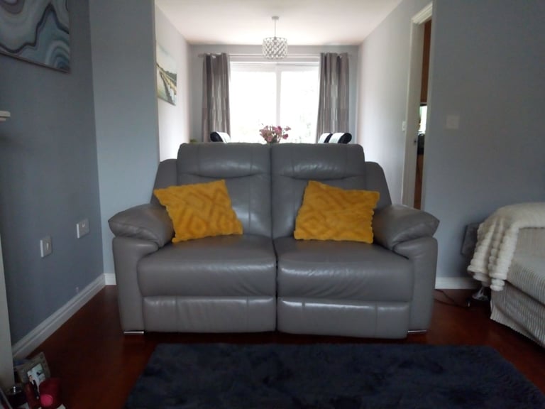 GREY 2 SEATER LEATHER RECLINER PURCHASED FM STERLING FURNITURE £1700.00