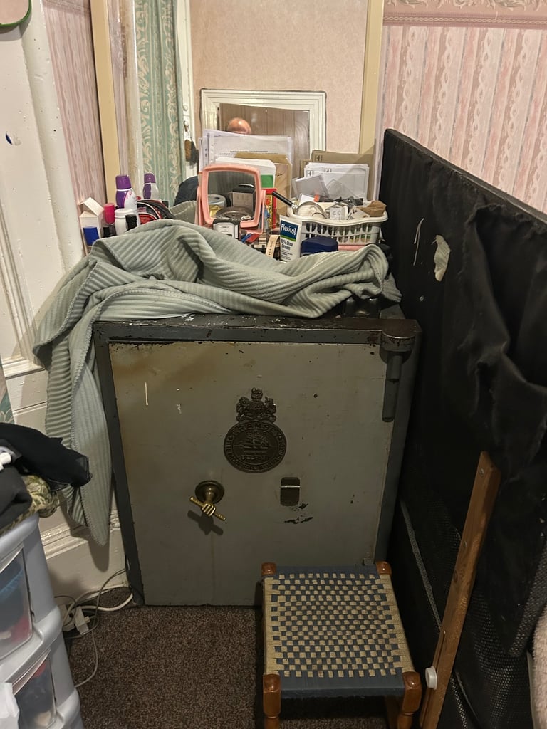 Free safe ( if you can pick up ) from ground floor flat 