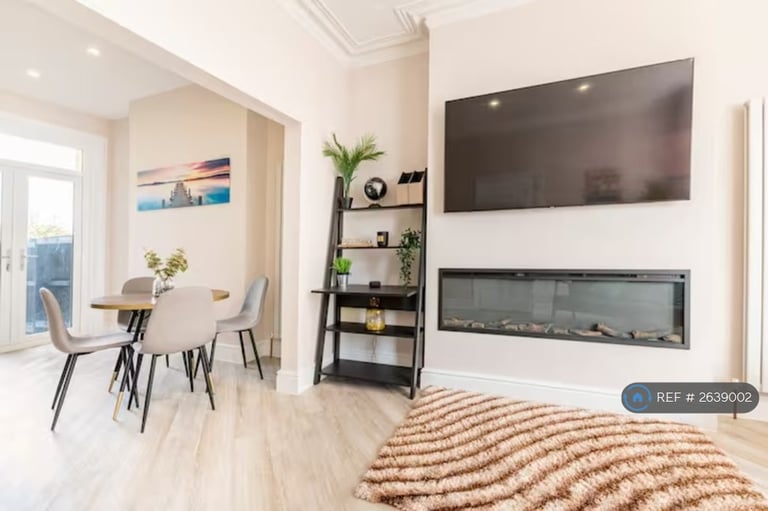 2 bedroom flat in San Remo Parade, Westcliff-On-Sea, SS0 (2 bed) (#2639002)