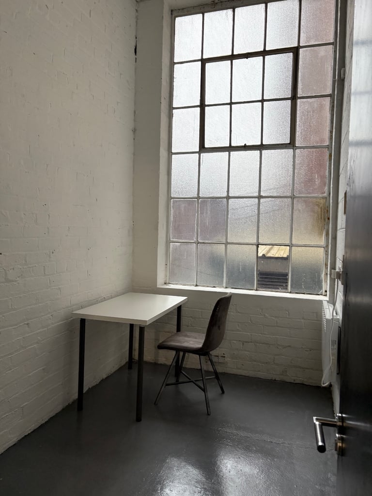 SMALL STUDIO SPACE TO LET IN THE POPULAR AXIOM BUILDING IN GLASGOW CITY CENTRE