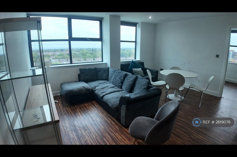 3 bedroom flat in West Point, Manchester, M16 (3 bed) (#2619076)