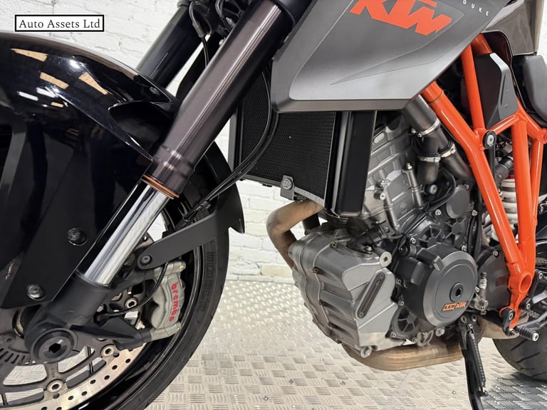 2016 KTM 1290 Super Duke R 1290 Naked Petrol Manual (172 ps) Naked Petrol Manual