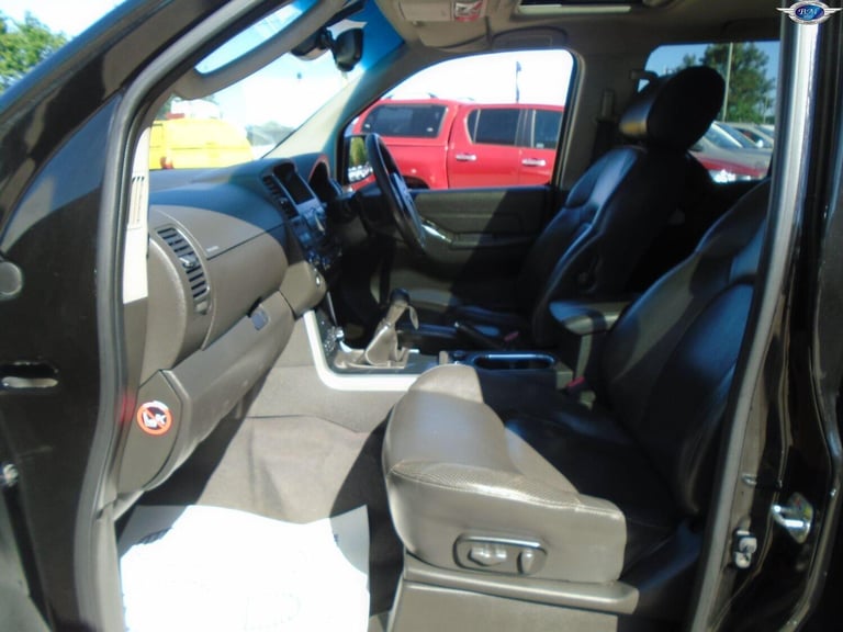 NISSAN PATHFINDER 2.5 dCi Tekna Black Manual Diesel 2011