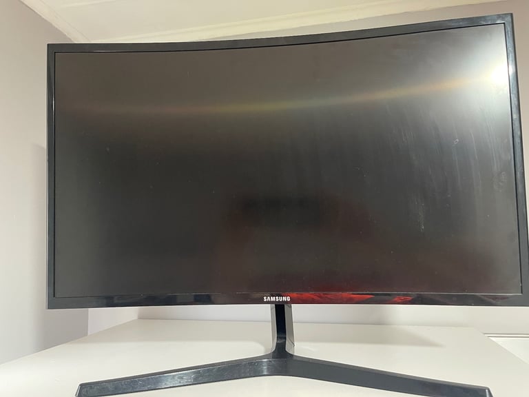 Samsung Curved Monitor used for Gaming