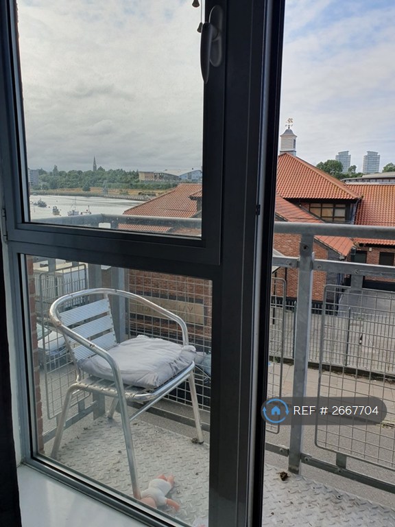 2 bedroom flat in Low Street, Sunderland, SR1 (2 bed) (#2667704)