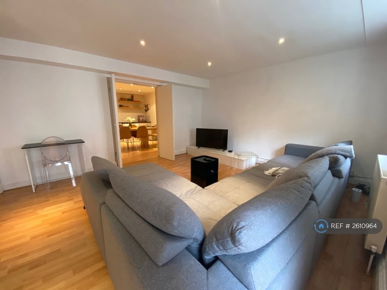 image for 2 bedroom flat in The Red House, London, EC1M (2 bed) (#2610964)