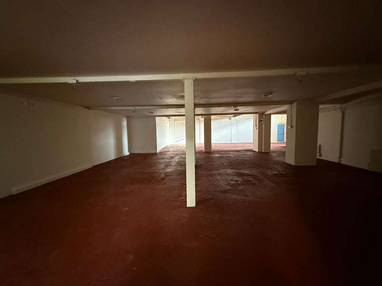 3,184sq. ft. Warehouse/Storage Unit to let in Whittington. Car Parking. Flexible Lease Terms.