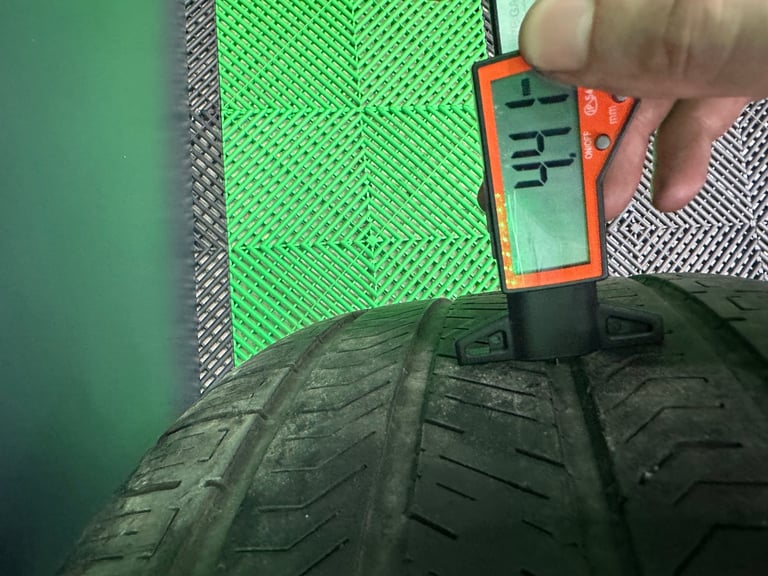 Land Rover Defender Genuine L663 22 inch Style 5098 Gloss Black alloy wheels & all Continentals!