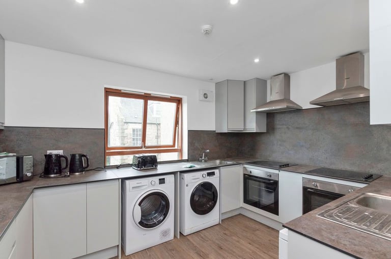 EN SUITE ROOM FOR LET: En suite bedroom available within large 8 bed townhouse in Newington