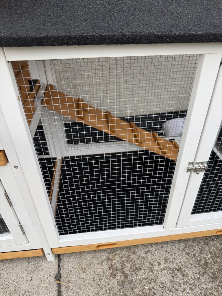 Brand new pawhut rabbit hutch