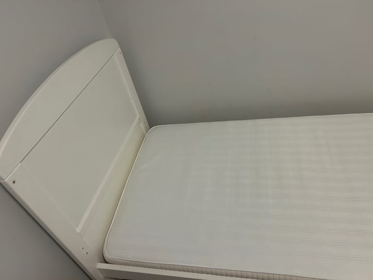 Toddler bed 