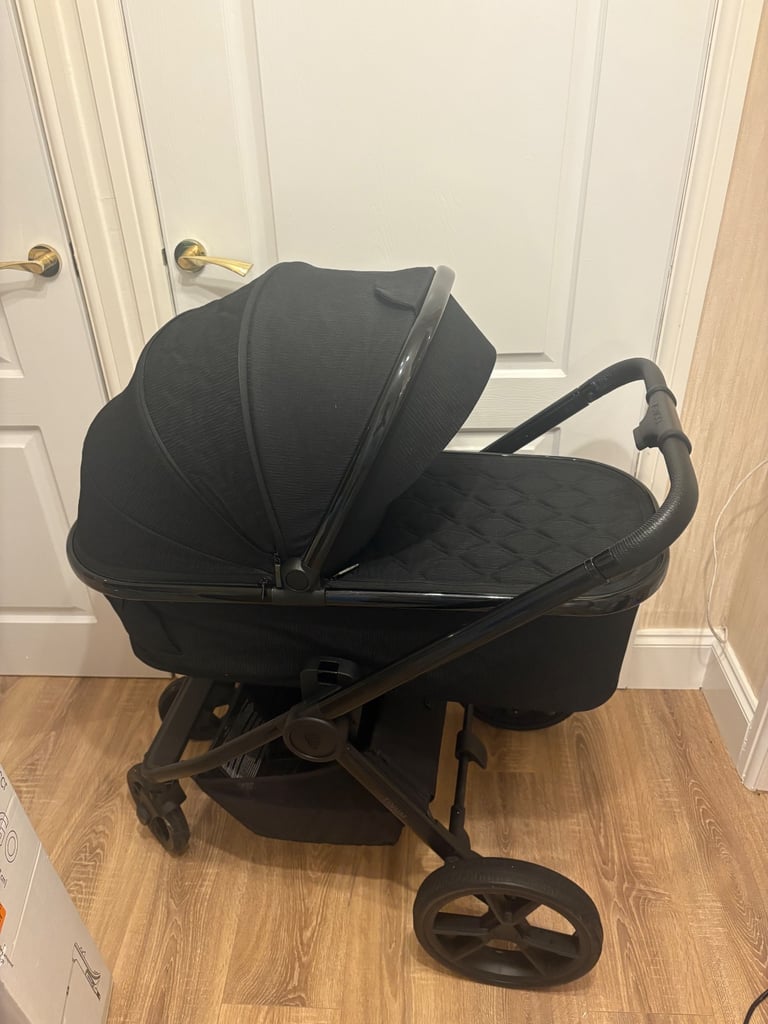 Venicci 3 in 1 tinum pram with isofix 