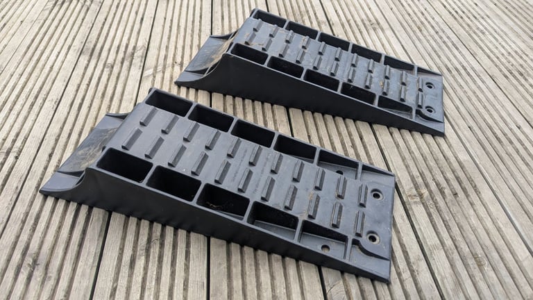 Caravan or campervan levelling ramps