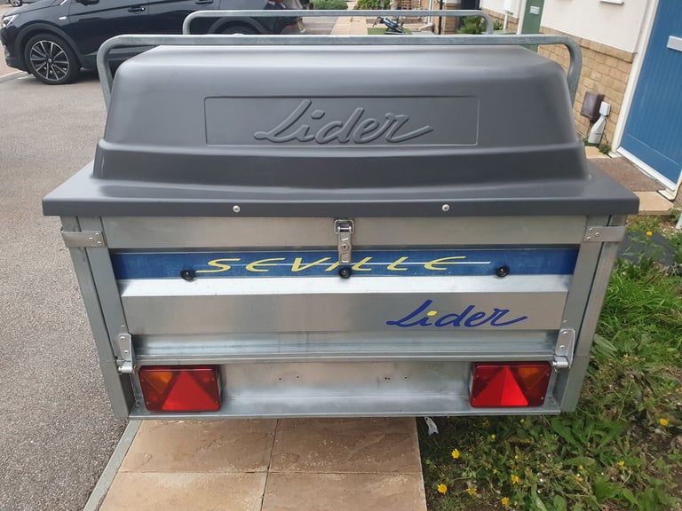Lider Seville trailer with lockable hard top and load bars 