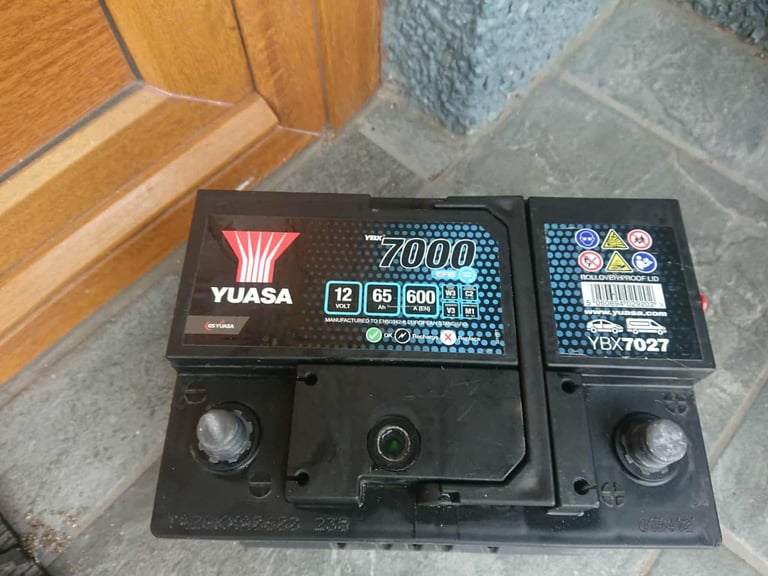 Like new car or van battery yuasa 12v  65ah 600a star - stop 