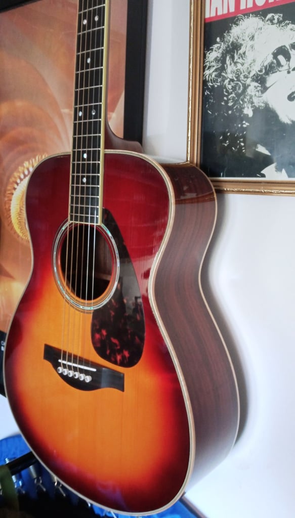 Yamaha LS16 all solid woods acoustic guitar with case. Like new. PX welcome.