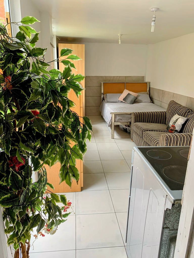 Furnished studio flat ***ALL BILLS INCLUDED 