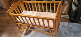 BABY ROCKER CRIB MINT CONDITION WITH MATTRESS AND FREE BABY BATH TUB