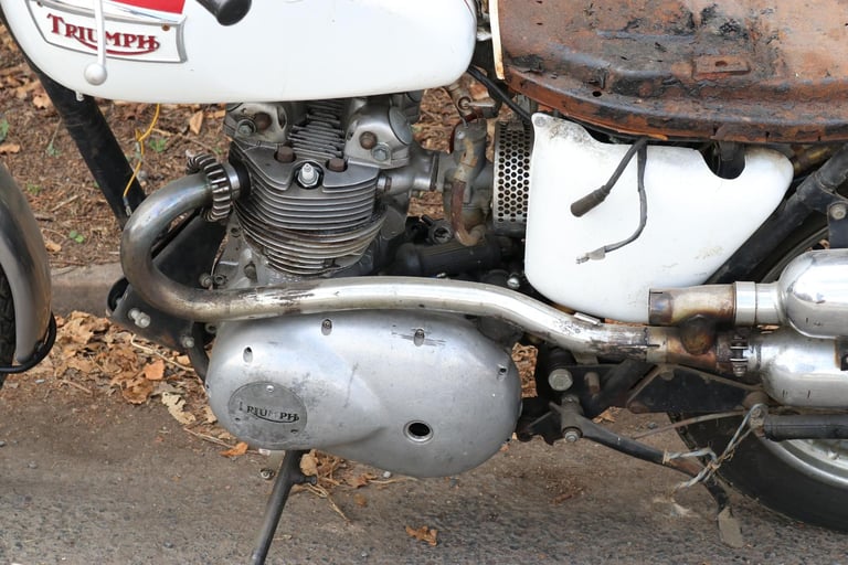 Triumph T100C T 100 C Trophy 1971 Barn Find Restoration Project