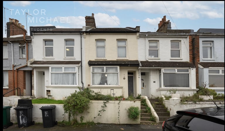 image for Room available in 3 Bedroom House