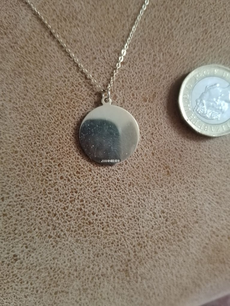 9 CT HALLMARKED GOLD ST CHRISTOPHER ON AN 18 INCH 9 CT CHAIN 