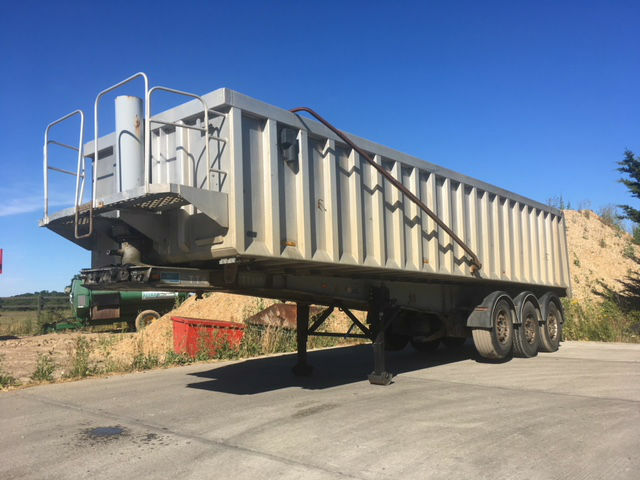 2002 United Trailers 35 cu yd, aggregate alloy tri-axle tipping trailer